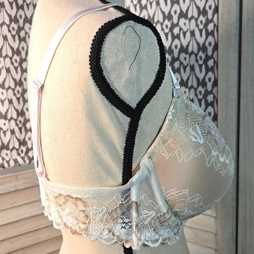 NWOT Lace Underwire Bra Two-Tone Cream 3 Hook Adjustable 38D